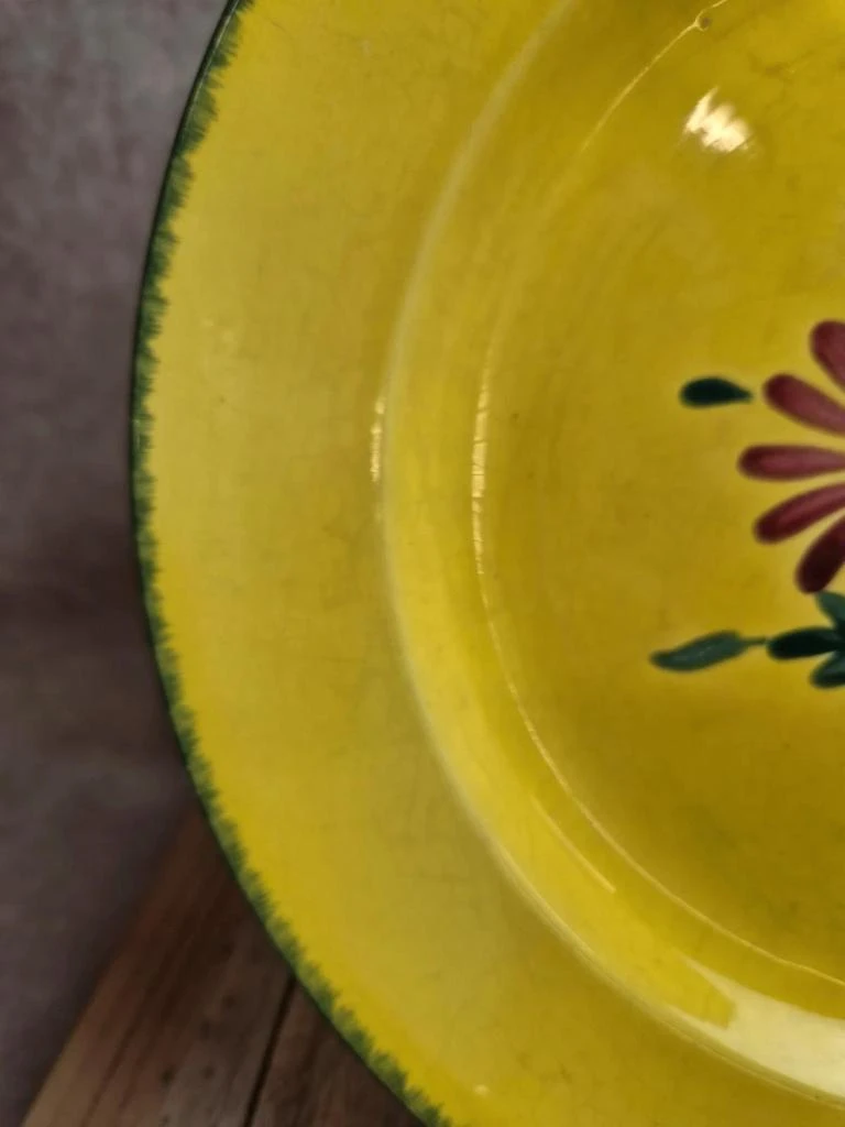 Plato grande redondo Nidervillier amarillo con decoración floral – photo 5